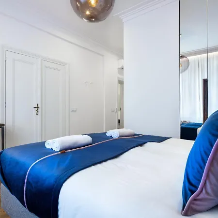 Tyzenhauz Grand Apartment *